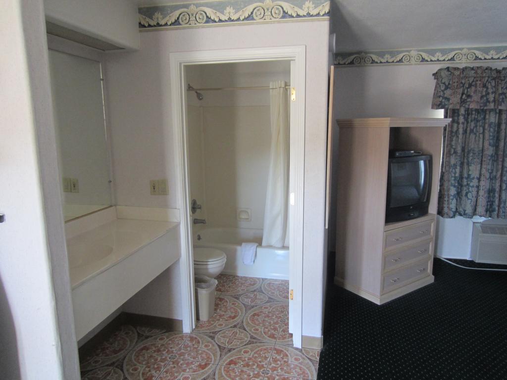 Rodeway Inn Monterey Near Fairgrounds Buitenkant foto