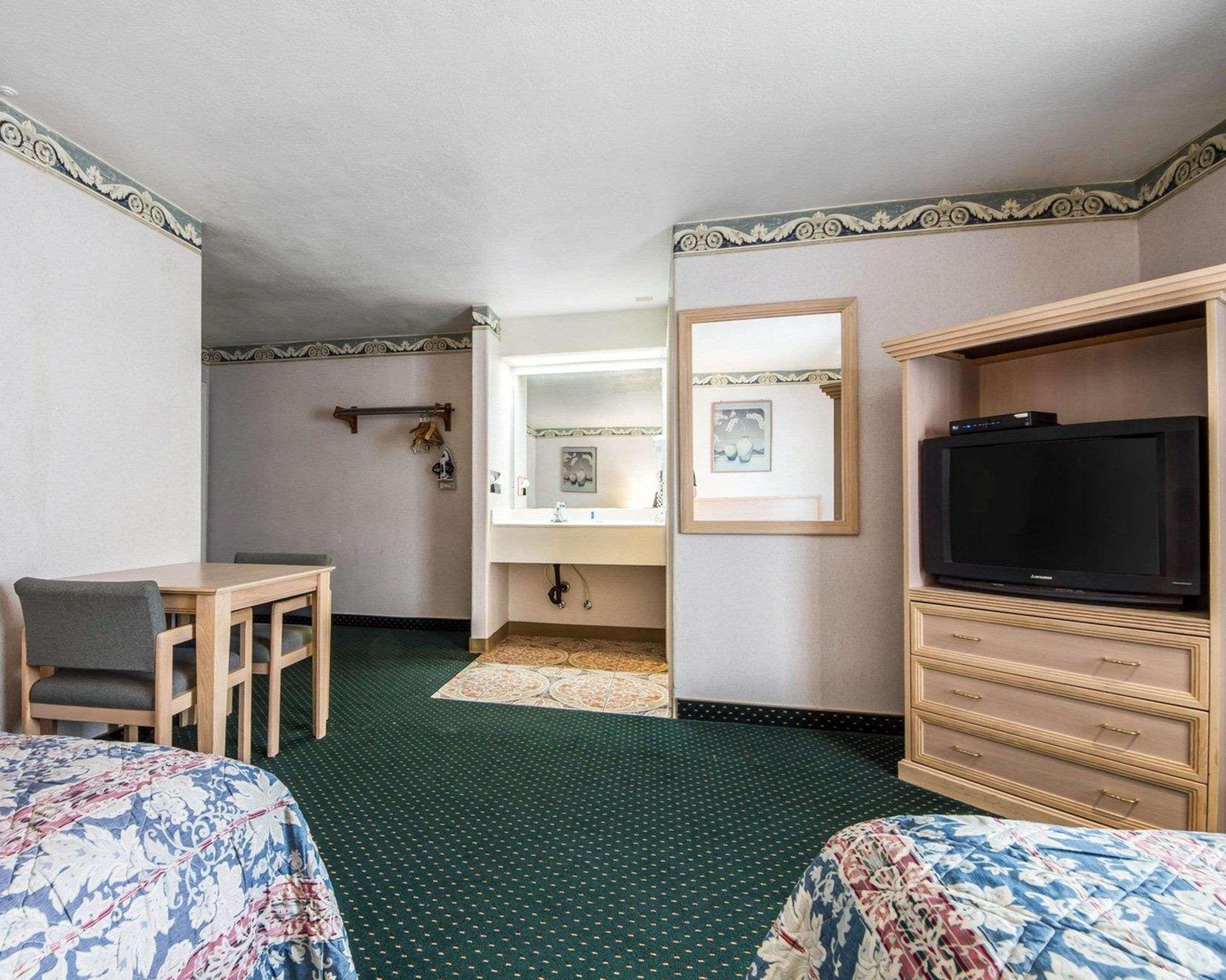 Rodeway Inn Monterey Near Fairgrounds Buitenkant foto