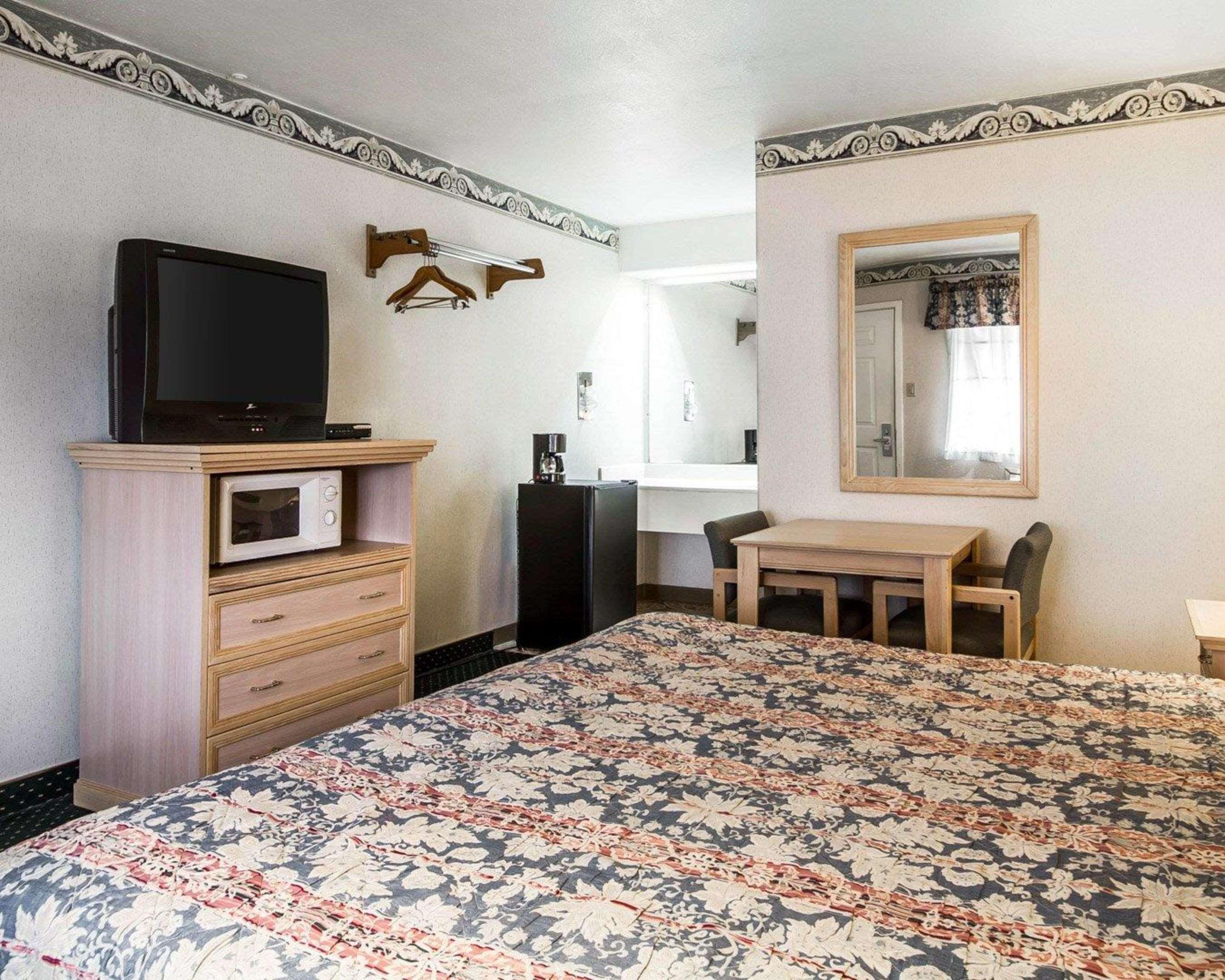 Rodeway Inn Monterey Near Fairgrounds Buitenkant foto
