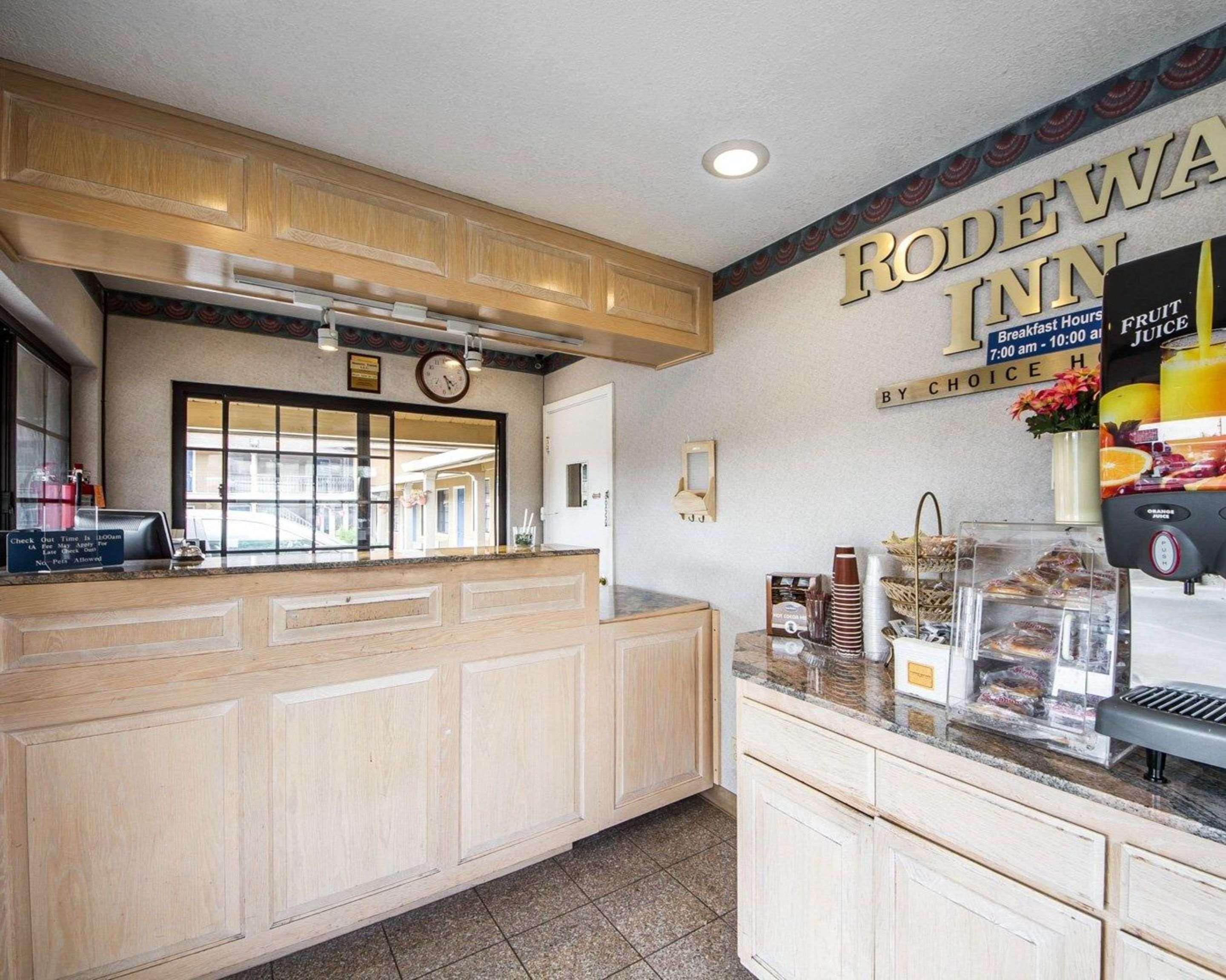 Rodeway Inn Monterey Near Fairgrounds Buitenkant foto